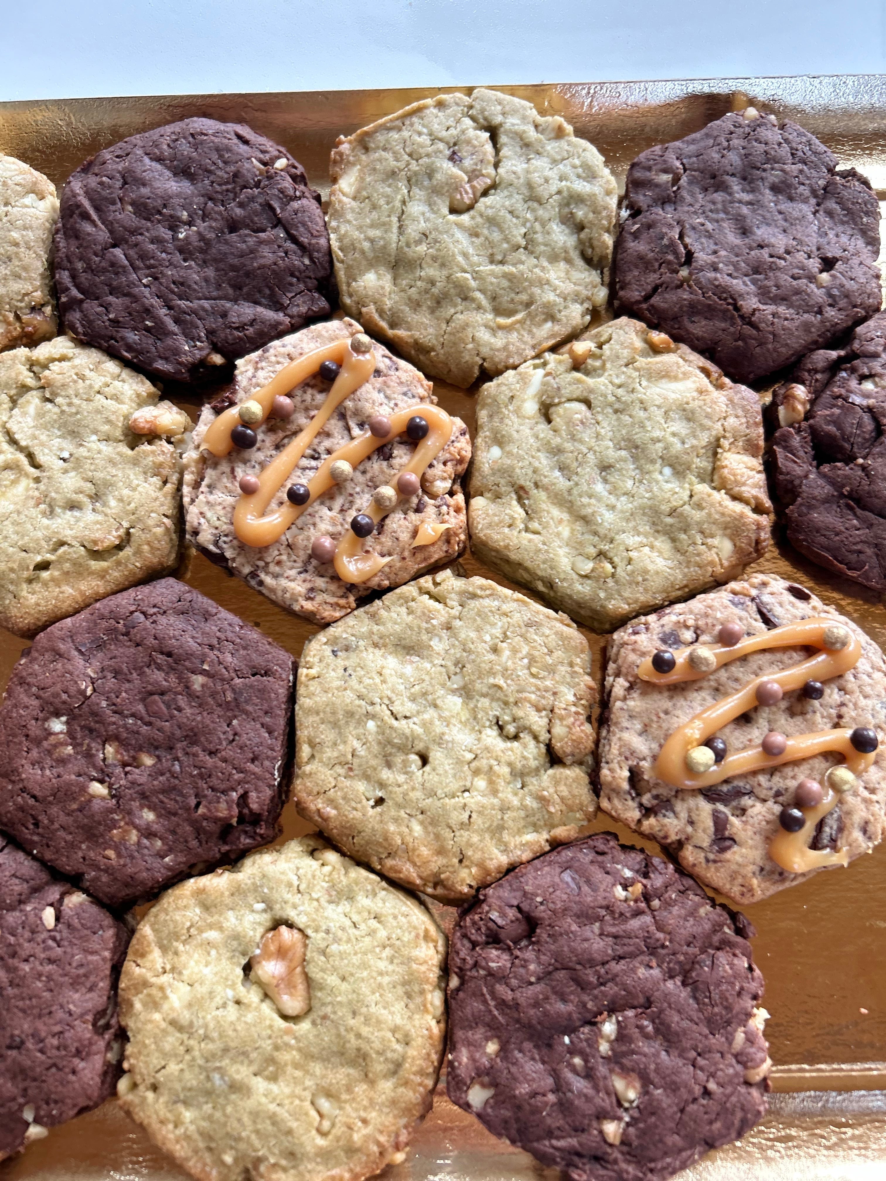 Cookies en forme d’alvéole sur plateau